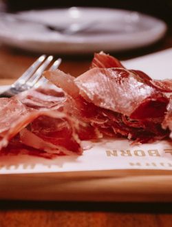 Descubriendo el jamón de pata negra: ¡una delicia ibérica!